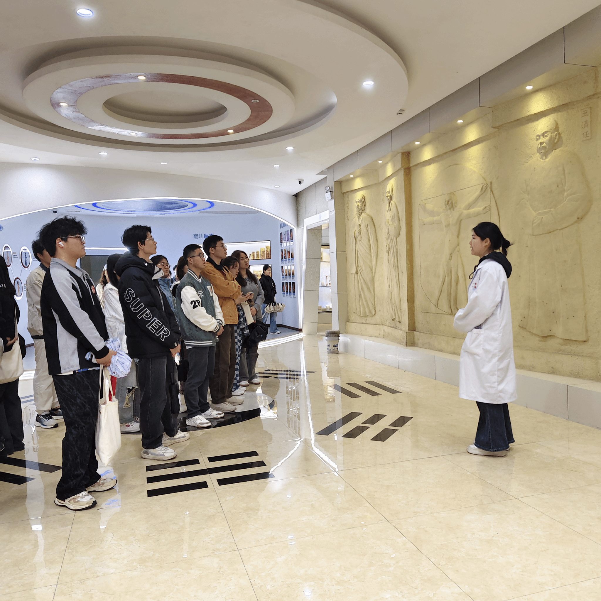南昌医学院中医学院红医卓越班，上池书院学生参观人体科学标本馆